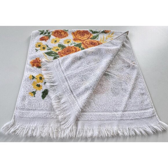 Vintage 70s bath towel, white, orange and yellow flowers and greenery, fringed - Picture 5 of 9